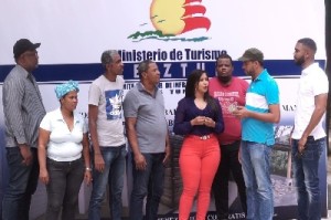 Claudia-Mercedes-junto-a-representativos-de-Villa-Jaragua-1